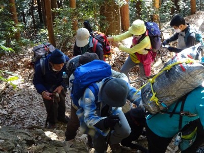 ◆日和田山の女坂を登る１班◆