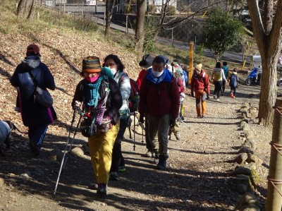 ◆日和田山登山口を通過する２班◆