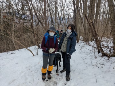 ◆残雪の中、盲導犬と一緒に歩く◆