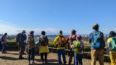 ◆見返り峠から大岳山や丹沢方面を眺めるメンバー◆