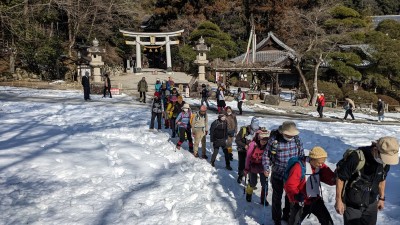 ◆雪が残る宝登山神社から登山開始◆