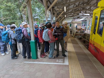 ������w�ō����R�P�[�u���J�[��҂����o�[��