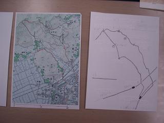 左に墨字の地図と右に触地図の原図を並べた写真